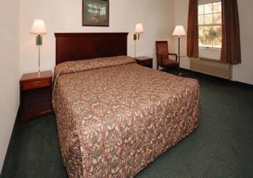 Econo Lodge Crystal Coast Morehead City Exterior photo